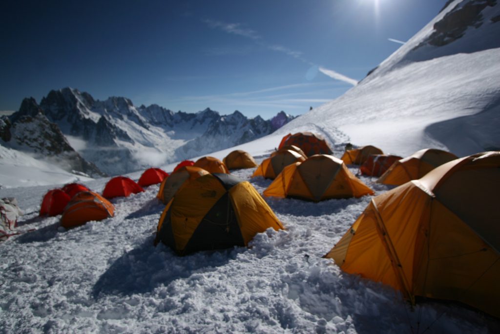 Camp de vie pour equipes techniques et decors de film en montagne